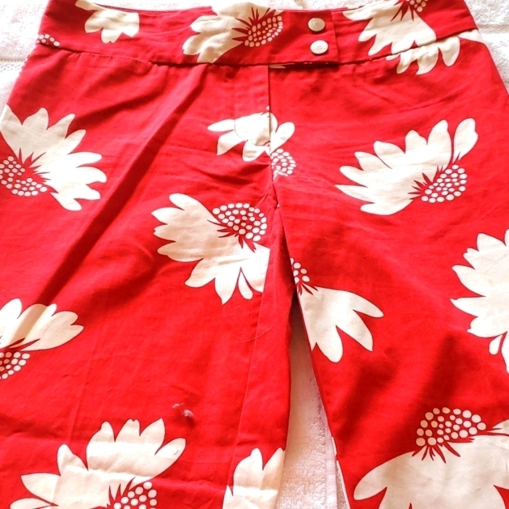 Tommy Hilfiger Red & White Floral Sz. 4‎ Capri